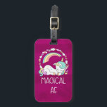Étiquette À Bagage Unicorne drôle dire magique AF<br><div class="desc">Une étiquette à bagages avec un design humoristique. Un maïs dormant avec une crinière et une queue fantaisie. Décoré avec un trio d'étoiles. Un arc-en-ciel voûtait au-dessus. Une couronne circulaire composée de nuages, de coeurs et de fleurs pour un parfum girly supplémentaire. La typographie dit Magical AF. Humour et mignon....</div>