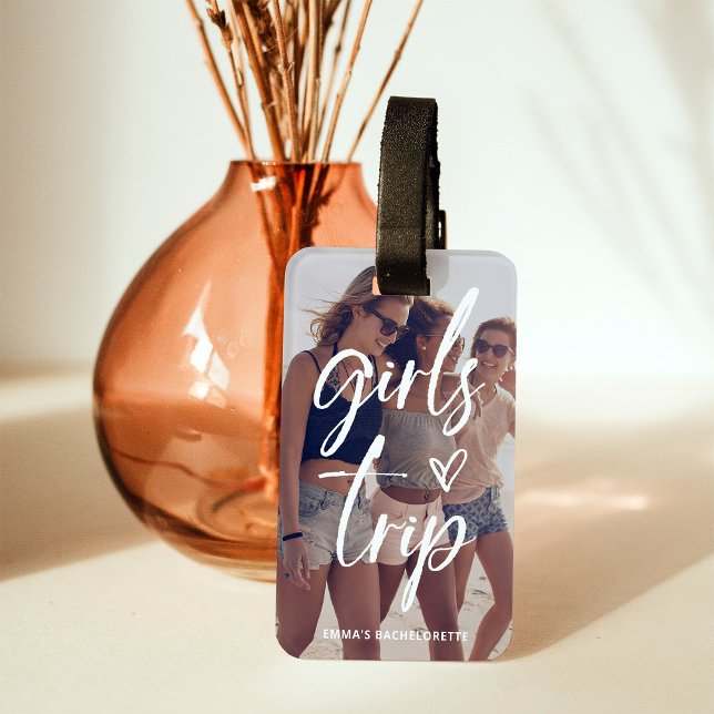 Étiquette À Bagage Voyage pour filles | Script tendance avec photo et (A trendy luggage tag for your girls trip, with your favorite photo and a scannable QR code on back)