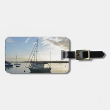 Yacht amarré à l'aube