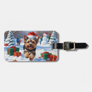 Étiquette À Bagage Yorkipoo courant dans la neige avec un chapeau de