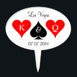 Étiquette À Gâteau Las Vegas épousant le haut de forme de gâteau de<br><div class="desc">Las Vegas épousant le haut de forme de gâteau de monogramme du cakepick |. Les costumes de carte de jeu conçoivent avec des initiales des jeunes mariés plus la date. Coeurs et pelle. Roi et reine des coeurs. Amusement jouant/thème de tisonnier pour épouser,  nuptiale,  partie de bachelorette.</div>