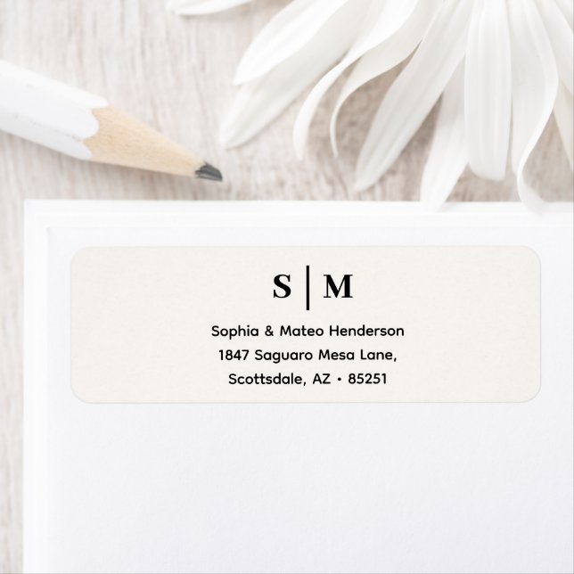 Étiquette Adresse de mariage classique en monogramme blanc (En situation)