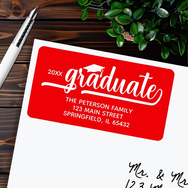 Étiquette Adresse de retour de l'inscription Red Cap (Graduation script red return address labels, 2.375" x 1.25", 18 labels per sheet)