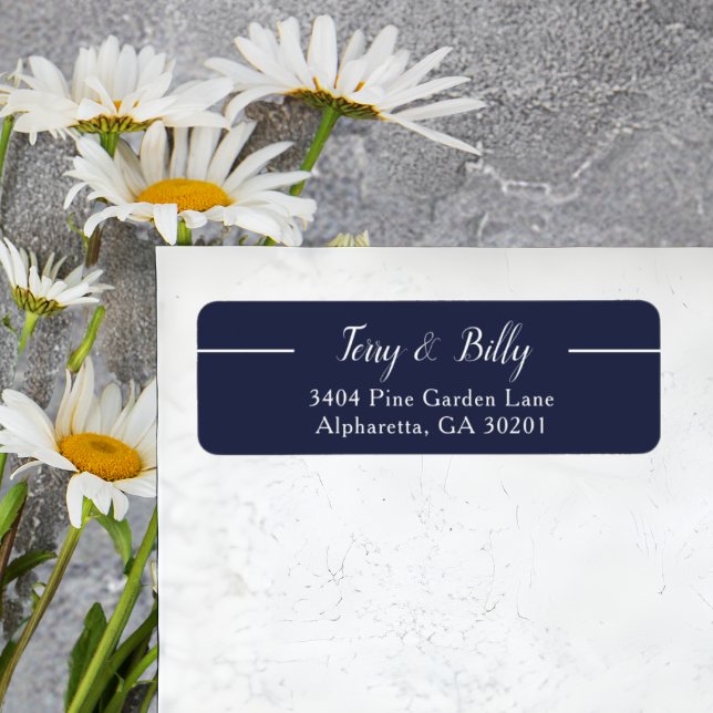 Étiquette Adresse de Retour de Mariage à l'Écriture Bleu Mar (Stylish navy blue script return address label adds refined elegance to your wedding mail.)