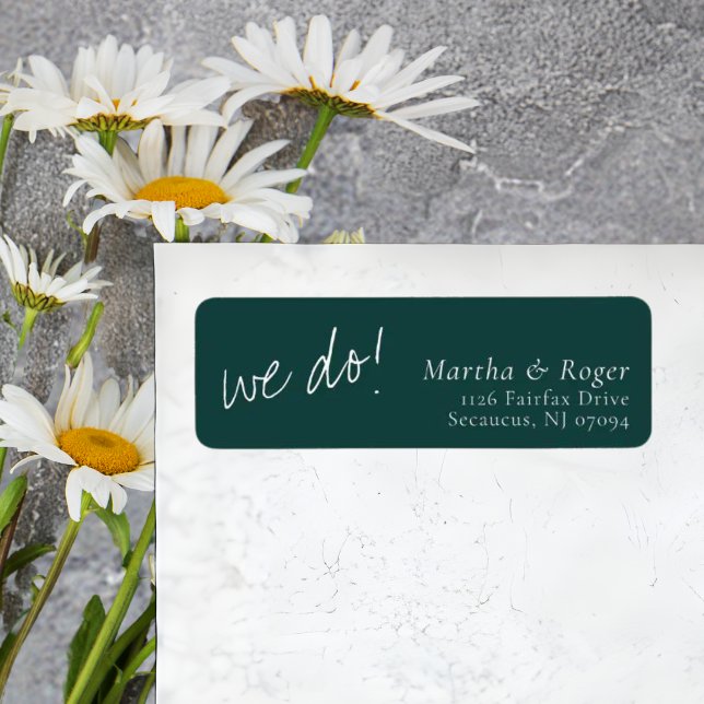 Étiquette Adresse de Retour de Mariage Calligraphiée Vert Ch (Hunter green calligraphy return address label adds elegant personalized charm to wedding envelopes.)