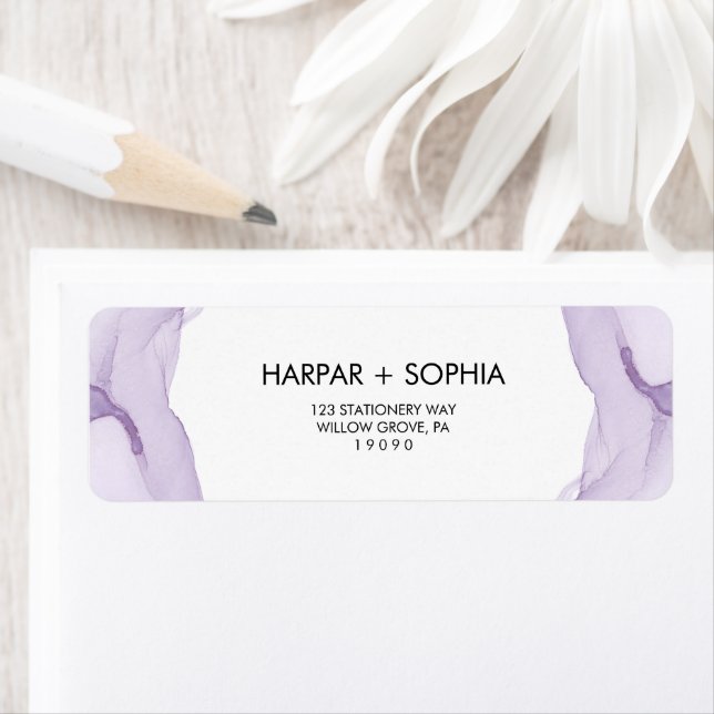 Étiquette Adresse de retour de mariage violet aquarelle mode (En situation)