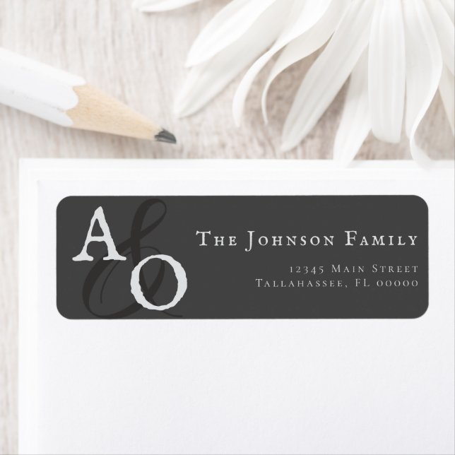 Étiquette Adresse minimaliste de monogramme gris (En situation)