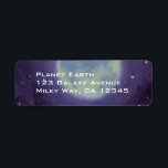 Étiquette Aliens de science-fiction vintages sur Blue Planet<br><div class="desc">Illustration vintage aliens et robots de science-fiction futuristes en image spatiale. Un dessin classique de bandes dessinées mettant en vedette des astronautes aliens amicaux sur une planète étrangère ou une lune dans une station spatiale qui regarde et agite sur la Terre. Les étoiles scintillent dans le ciel nocturne.</div>