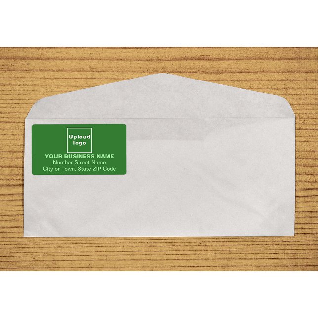 Étiquette Aligné au centre Monochrome Vert Entreprise Expédi (Monochrome green business shipping label on envelope)