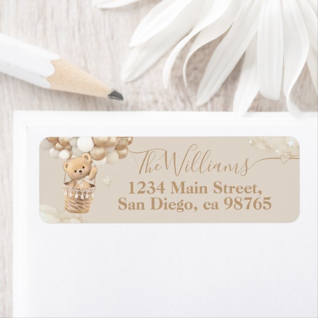 Étiquette Baby shower d'attente de l'ours en peluche (En situation)