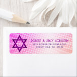 Étiquette Bat mitzvah Fun Retro rose orange Gradient Adresse<br><div class="desc">Soyez fier, réjouissez-vous et présentez ce jalon de votre Bat mitzvah préféré avec cette étiquette d'adresse de retour personnalisée et rétro boho ! Une typographie rose et violette foncée et amusante, tendance et audacieuse, avec une typographie sans serif moderne, recouvre un arrière - plan de rayons orange pop et vert...</div>