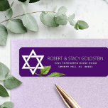 Étiquette Bat mitzvah violet Star of David Adresse de retour<br><div class="desc">Soyez fier, réjouissez-vous et présentez cette étape importante de votre Bat mitzvah préféré avec cette étiquette d'adresse de retour sophistiquée et personnalisée ! Une étoile blanche de David, feuille d'aquarelle, et le type moderne san serif recouvrent un arrière - plan violet de prune foncée. Personnalisez le texte personnalisé avec votre...</div>