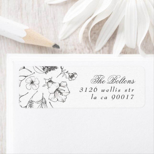 Étiquette Beautiful Floral Sketched Mariage Adresse de retou (En situation)