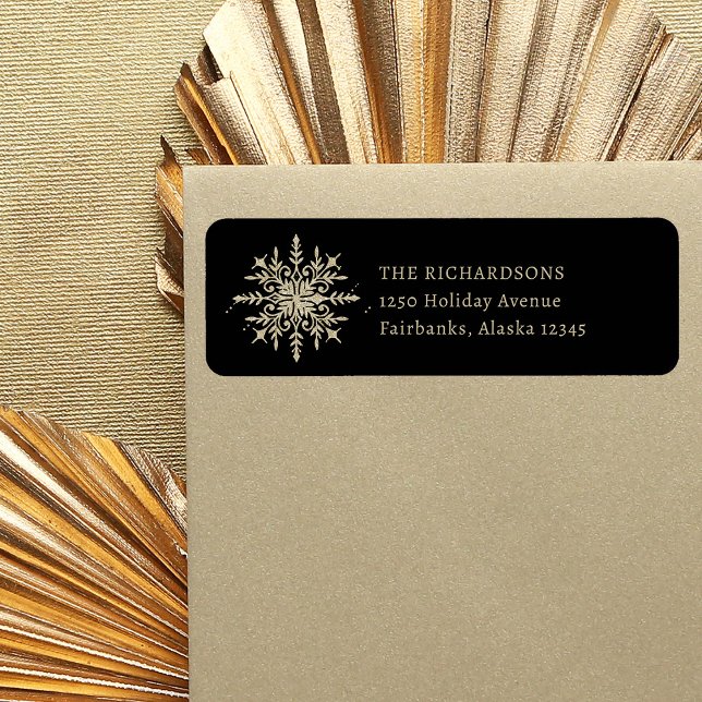 Étiquette Black and Gold Snowflake Adresse de retour (An elegant Christmas return address label, with a festive gold snowflake)