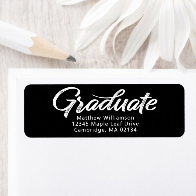 Étiquette Black Graduation Bold Script Simple Modern Address (En situation)
