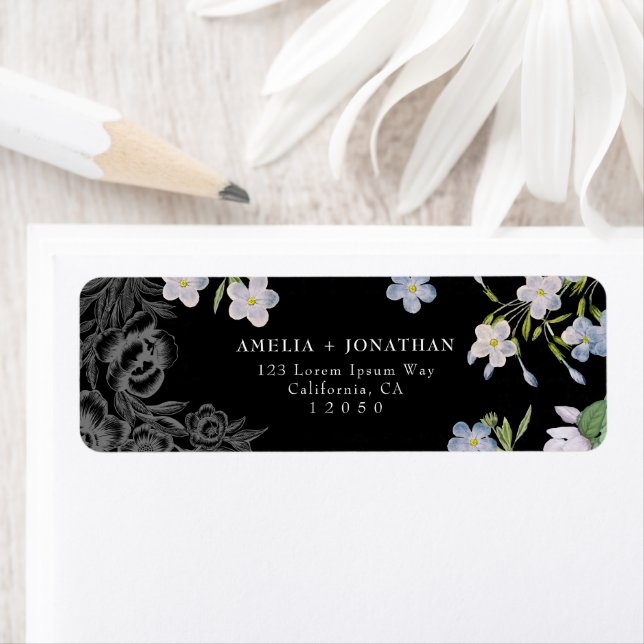 Étiquette Black & White Floral Wedding return address labels (En situation)