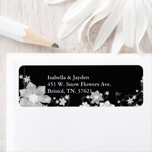 Étiquette Black White Floral Winter Wedding Adresse (En situation)