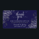 Étiquette Bleu de marine avec dentelle argentée Budget Maria<br><div class="desc">Ces beaux étiquettes sont parfaits pour l'utilisation comme prix de mariage ou des étiquettes mini-bouteille. Elles présentent un design élégant avec une calligraphie en dentelle et une dentelle en faux feuille d'argent sur un arrière - plan bleu marine. Le texte dit Merci pour célébrer avec nous, avec espace pour les...</div>