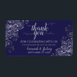 Étiquette Bleu de marine avec dentelle argentée Budget Maria<br><div class="desc">Ces beaux étiquettes sont parfaits pour l'utilisation comme prix de mariage ou des étiquettes mini-bouteille. Elles présentent un design élégant avec une calligraphie en dentelle et une dentelle en faux feuille d'argent sur un arrière - plan bleu marine. Le texte dit Merci pour célébrer avec nous, avec espace pour les...</div>