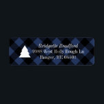 Étiquette Blue Buffalo Check Christmas Tree Retourner l'adre<br><div class="desc">Un motif de buffle noir chèque plaid et bleu vintage se sent frais et moderne pour les vacances avec un noir massif arbre de Noël graphique et texte d'adresse de retour personnalisé.</div>