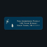 Étiquette Blue Christmas Pine and Star Return Adresse<br><div class="desc">Ces étiquettes sont conçus avec un arrière - plan bleu,  agrémenté d'éléments design en pin et en étoile. Faites une excellente étiquette d'adresse de retour pour vos cartes de vacances ou de Noël,  lettres ou invitations.</div>
