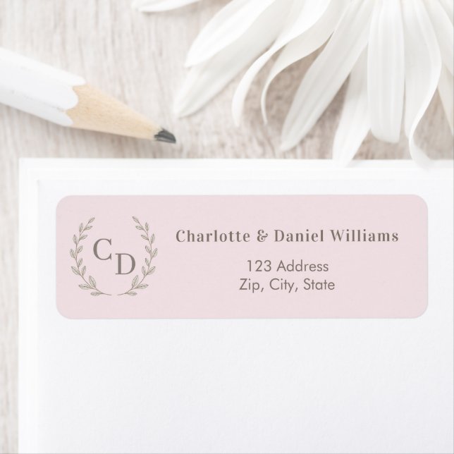 Étiquette Blush pink monogrammed wreath return address (En situation)