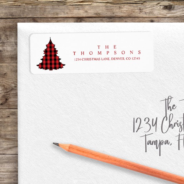 Étiquette Buffle mou de Noël Plaid Simple (Christmas holiday return address label with cute buffalo plaid tree. )
