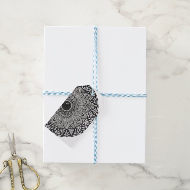 étiquette cadeau avec art mandala monochrome (Avec de laficelle)