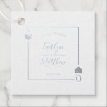 Étiquette-cadeau Carte à jouer de monogramme de mariage argenté<br><div class="desc">Célébrez avec style avec ces élégantes et très tendance étiquettes de faveur de mariage en véritable feuille d'argent. Ce design est facile à personnaliser avec le texte de votre événement spécial et vos invités seront ravis lorsqu'ils verront ces étiquettes fabuleuses.</div>