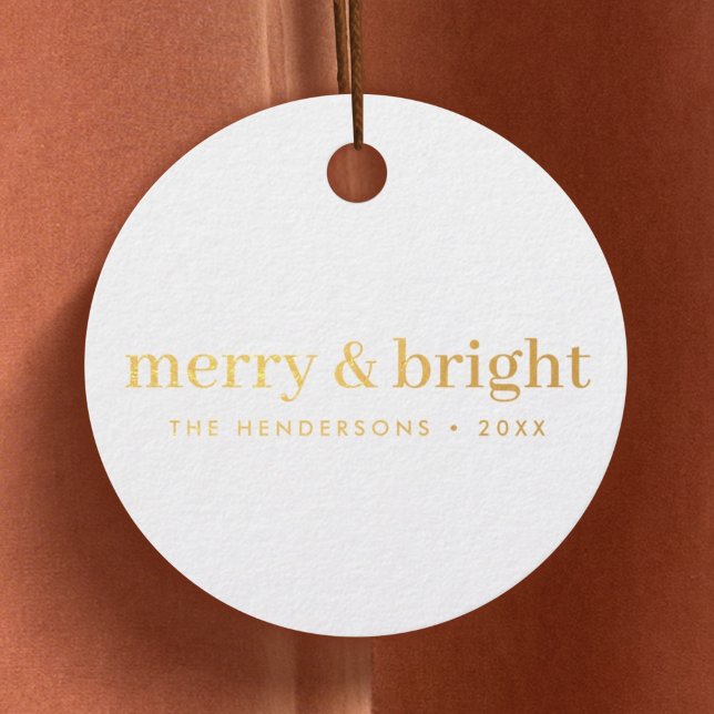 Étiquette-cadeau Joyeux de Noël minimal et or et blanc brillant (“Merry & Bright” gift tags by Guava, featuring modern luxe gold foil typography)
