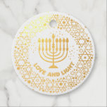 Étiquette-cadeau Menorah Hannukah<br><div class="desc">Célébrez huit jours et huit nuits du Festival des lumières avec des cartes Hanoukka et des cadeaux. La fête des lumières est ici. Allumez la menorah, jouez avec le dreidel et festoyez sur les latkes et les sufganiyots. Célébrez l'esprit d'Hanoukka avec vos amis, votre famille et vos proches en leur...</div>