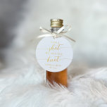 Étiquette-cadeau Prenez une balle, nous avons lié le Mariage de noe<br><div class="desc">Commencez la fête avec ces étiquettes de faveur mignonnes conçues pour s'attacher à des lunettes de vue ou des bouteilles d'alcool mini. Caractéristiques de conception "prendre un coup, nous avons attaché le noeud" dans les serif classique et de script de calligraphie lettrage. Personnalisez avec vos initiales et la date mariage...</div>