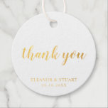 Étiquette-cadeau Remerciement Simple Mariage Feuille D'Or<br><div class="desc">Étiquettes de remerciement de mariage basiques mais élégantes présentant un design simple avec le message "merci" dans une police de caractères cursive, et votre nom et date dans une police de caractères serif. Tous les éléments de design sont en véritable feuille d'or sur fond blanc. Ces étiquettes élégantes et chic...</div>