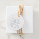 Étiquette-cadeau Vintage Christmas Holiday Nom de famille<br><div class="desc">Chic feuille de Noël marque de faveur avec une image de Noël vintage argent sur un arrière - plan blanc, et votre nom de famille dans la calligraphie script sur le dos de la balise de faveur. Conçu exclusivement pour vous par Happy Dolphin Studio. Si vous avez besoin d'aide ou...</div>