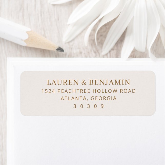 Étiquette Carte d'adresse minimaliste beige élégante (En situation)