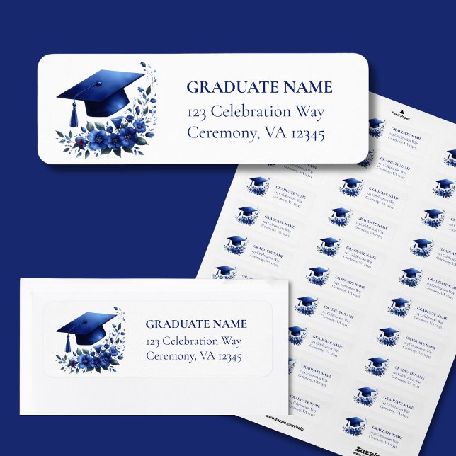 Étiquette Catégorie de 2026 Bleu Graduate Retourner l'adress (A blue mortarboard with blue flowers make for an elegant return address label for graduates.)