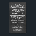 Étiquette Chalkboard Mariage Vin bouteille Favoriser les Éti<br><div class="desc">Parfaits pour les mariages de vignobles ou les faveurs de bouteilles de vin, ces élégants étiquettes de style vintage et fleuri disposent d'un monogramme de mariage personnalisé avec les noms de mariée et mariée, la date mariage, le type de vin, et message de remerciement qui peut être complètement personnalisé. Tableau...</div>