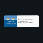 Étiquette Chanukah Menorah Adresse de retour<br><div class="desc">Allumez la menorah et partagez votre joie sur Chanukah. Un message de fête couronné par un Chanukah menorah entièrement éclairé s'imprime contre des panneaux de brun et de bronze avec un motif en cercle subtil. Disponible dans des couleurs alternatives avec la poste, les photocartes, les cartes et les autocollants correspondants....</div>