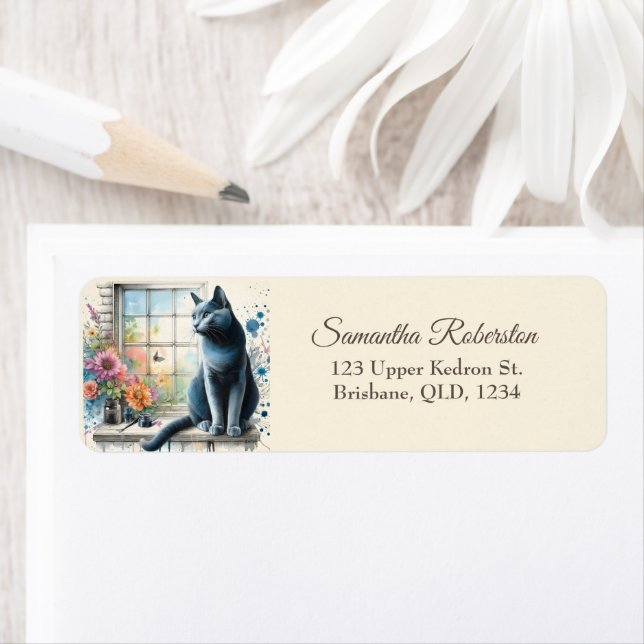 Étiquette Chat gris bleu russe sur la fenêtre Fleur d'été (En situation)