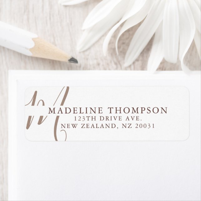 Étiquette Chaud Beige Monogramme Adresse de script (En situation)