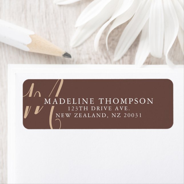 Étiquette Chaud Beige Monogramme Adresse de script (En situation)