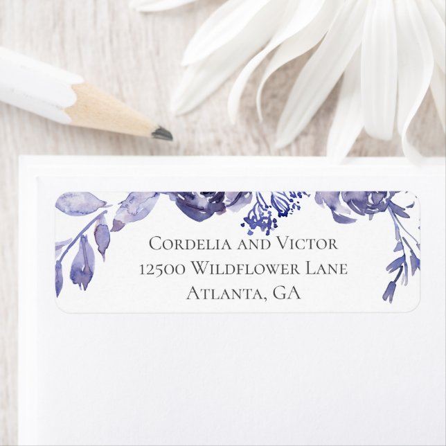 Étiquette Chic Purple Floral Winter Wedding Return Address (En situation)