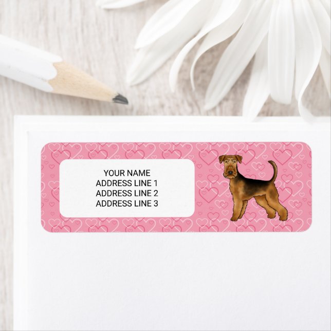Étiquette Chien Airedale Terrier avec des cœurs roses et du  (En situation)