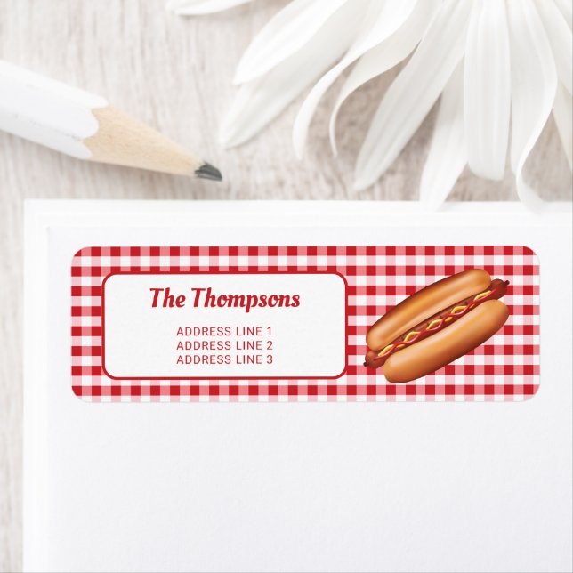 Étiquette Chien Chaud Sur Gingham Rouge Avec Texte Personnal (En situation)