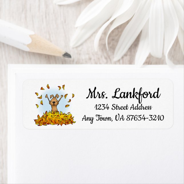 Étiquette Chien Jouant dans un seau de feuilles d'automne -  (En situation)