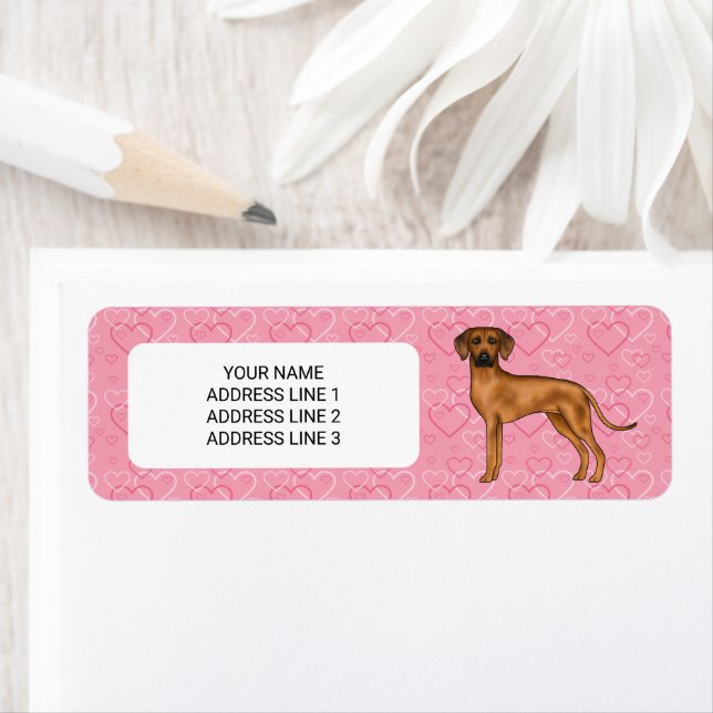 Étiquette Chien Rhodesian Ridgeback sur cœurs roses avec tex (En situation)