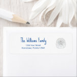Étiquette Christmas Beach Sand Dollar Adresse de retour<br><div class="desc">Christmas Beach Return Address Label,  avec un style typographique bleu et un dollar de sable tropical. Avec le lettrage personnalisable,  vous pouvez ajouter votre propre texte. Un complément festif à vos invitations et cartes de vacances.</div>