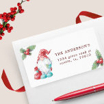 Étiquette Christmas Gnome Holly Plante Famille Adresse de re<br><div class="desc">Notre collection "Cute Red Gnomes Holiday" présente des illustrations de gnome très mignonnes en bleu et rouge avec des floraux de vacances élégantes et une combinaison d'une police serif et sans serif pour toutes vos informations. Facile à customiser. Consultez notre magasin pour plus de produits de cette collection.</div>