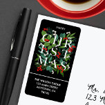Étiquette CHRISTMAS Greenery Berries Retour Adresse<br><div class="desc">Les grandes étiquettes d'adresse de retour contiennent le mot CHRISTMAS parmi la verdure et les baies sur un arrière - plan noir et vos informations en lettres chic. invitations et cartes de voeux dans notre collection.</div>
