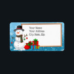 Étiquette Christmas Snowman<br><div class="desc">Un mignon bonhomme de neige portant un casquette et une écharpe et orné d'ornements de Noël se tient à côté d'une pile de cadeaux de Noël. Adorable étiquette de adresse de vacances pour vos cartes de Noël.</div>